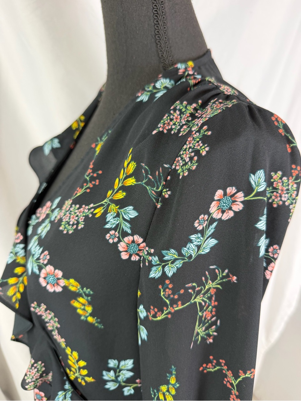 Who What Wear Black Floral Ruffle Wrap Blouse XS | Bell Sleeve Romantic Boho Top - Picture 6 of 13